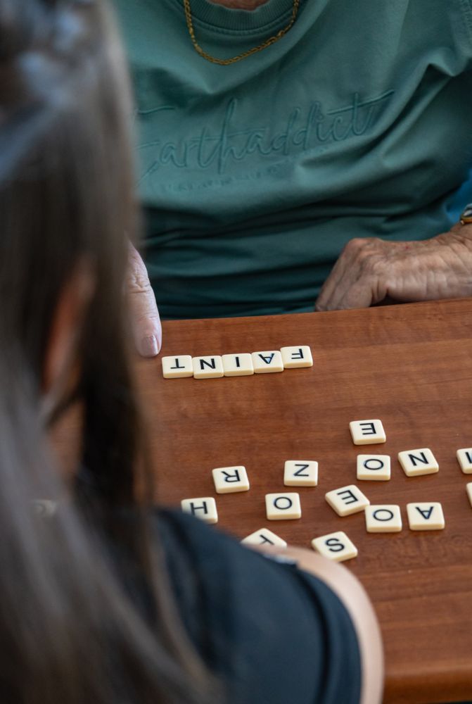 Letter tiles spelling a word during a language therapy task